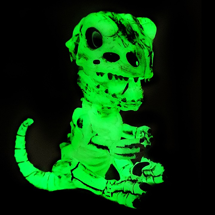 Интерактивный скелетон Fingerlings – Дуум, звук, светится в темноте  